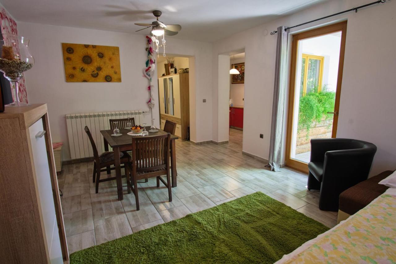 Apartment Apartma Pic Ros *